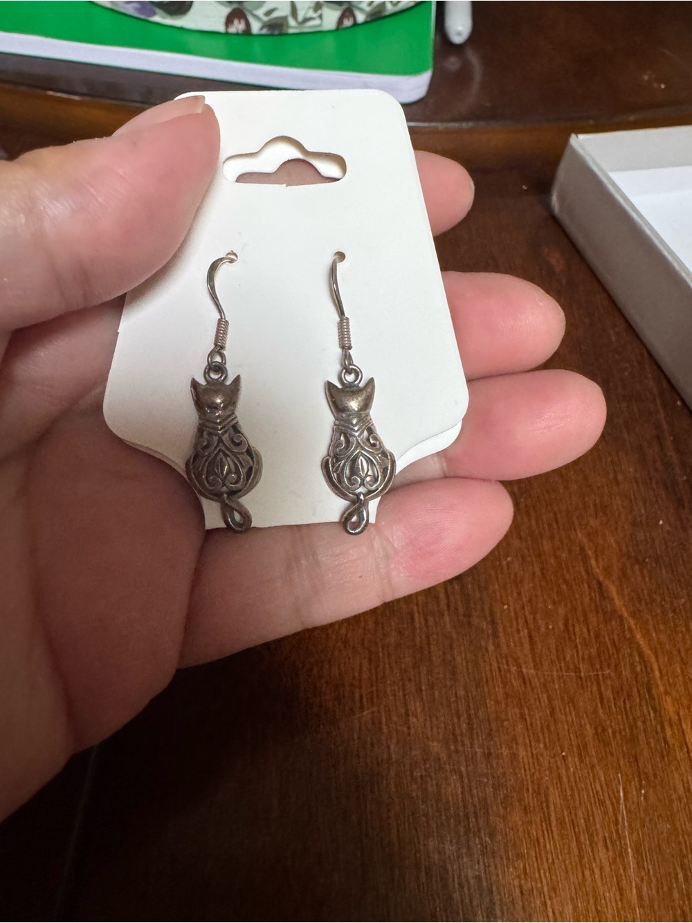 silver cat dangle earrings feature an intricate filigree